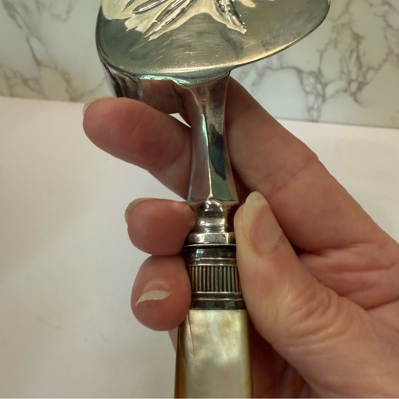 Antique elegant crumb catcher silver with mother of pearl handle - Picture 10 of 13